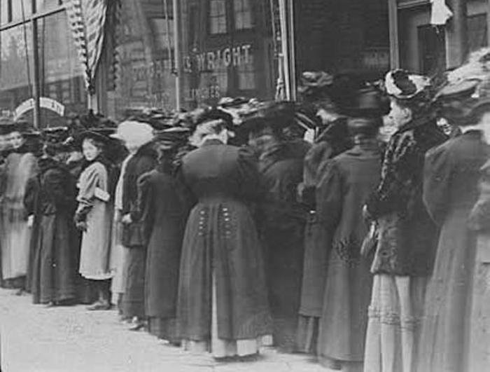 Leola N. King là nữ cảnh sát giao thông đầu tiên của nước Mỹ. Hình được chụp năm 1918.