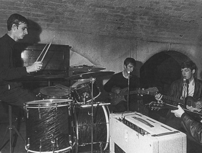 Sputnik 1, vệ tinh nhân tạo đầu tiên, được phóng bởi Liên Xô từ Kazakhstan năm 1957.