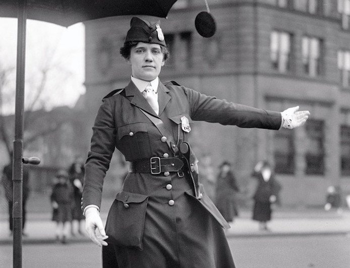 Leola N. King là nữ cảnh sát giao thông đầu tiên của nước Mỹ. Hình được chụp năm 1918.