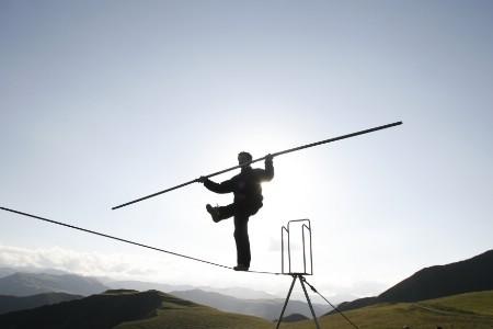 Các thành viên gia đình Wallenda tập luyện trên một sợi dây ở độ cao 30m ở Sarasota, 19/3/1944