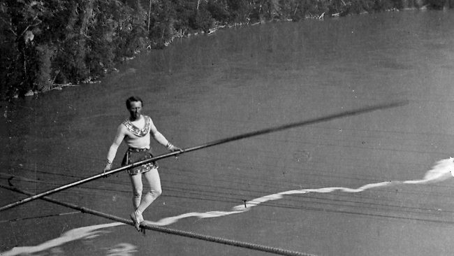 Jean-Francois Gravelet biểu diễn màn đi trên dây băng qua thác Niagara năm 1859