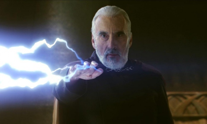 Cuộc đời và sự nghiệp của diễn viên “Bá tước Dracula” qua ảnh - 12 Ông vào vai Scaramange, kẻ thù của James Bond, trong tập phim The Man with the Golden Gun (1974).