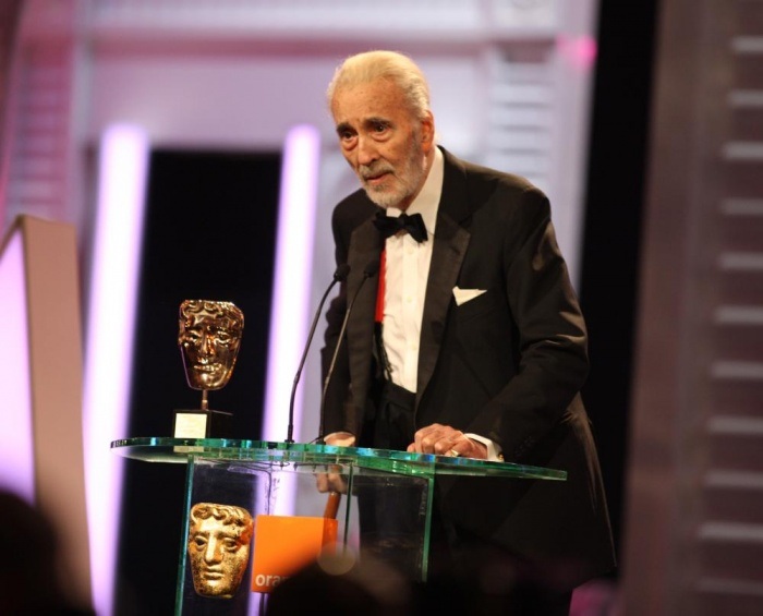 Cuộc đời và sự nghiệp của diễn viên “Bá tước Dracula” qua ảnh - 15 Christopher Lee được tặng giải thưởng BAFTA Fellowship vào năm 2011.