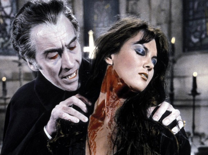 Cuộc đời và sự nghiệp của diễn viên “Bá tước Dracula” qua ảnh - 7 Bộ phim áp chót của ông trong vai Dracula là Dracula A.D. (1972), bên cạnh Caroline Munro.