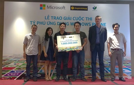 Microsoft Việt Nam trao 1 tỷ đồng cho ứng dụng Windows Phone xuất sắc - 1 Đội Củ Lạc Studio chụp ảnh cùng đại diện Microsoft, Tinh tế
và Thế giới di động
