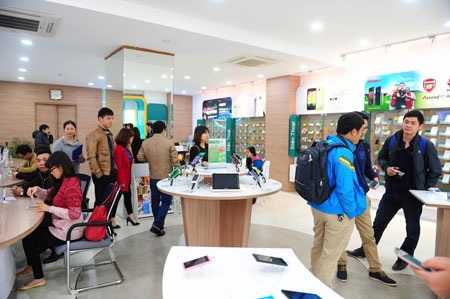 Điểm bán iPhone 6 của nhà mạng Viettel ở 184 Hoàng Quốc Việt.