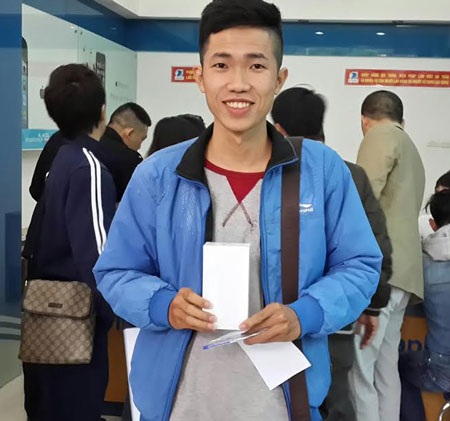 iPhone 6 chính hãng đầu tiên được bán cho khách hàng xếp từ 7h tối hôm qua.