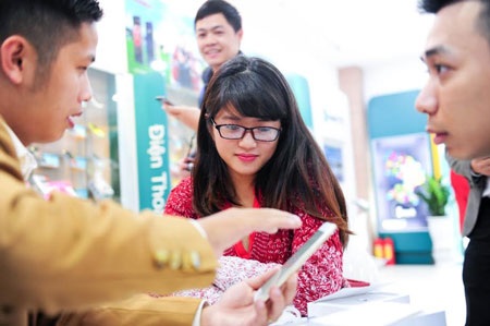 Khách hàng đầu tiên sở hữu iPhone 6 Plus tại cửa hàng Viettel.