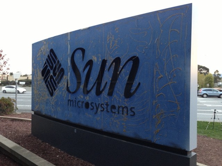Đằng sau tấm biển là biển hiệu Sun Microsystems.