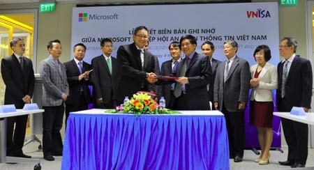 Microsoft bắt tay VNISA hỗ trợ bảo mật an ninh cho Việt Nam - 1 Lễ ký kết giữa Microsoft và VNISA.