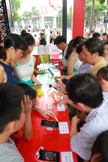 Lời đáp cho bài toán khó: Chất lượng tốt - giá phải chăng - 1 Nhu cầu sử dụng smartphone của người tiêu dùng Việt Nam ngày
càng tăng cao.