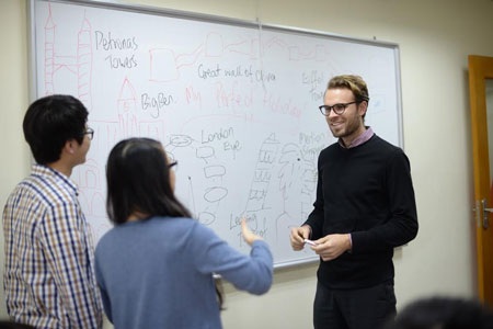 Các em học viên thực tập cách thuyết trình tại Trung tâm
Anh ngữ ACET