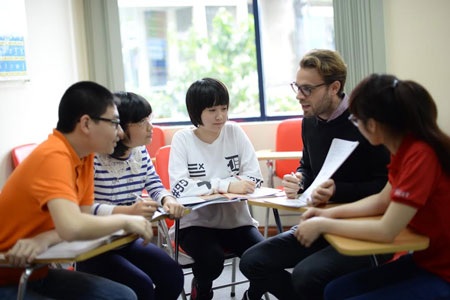 Một giờ học nhóm dưới
sự hướng dẫn của giáo viên tại Trung tâm Anh ngữ ACET