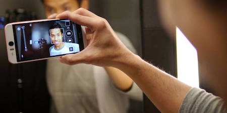 Selfie đã trở thành một trào lưu trong giới trẻ, không chỉ nữ
giới mà cánh mày râu cũng yêu thích