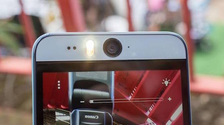 Selfie đã trở thành một trào lưu trong giới trẻ, không chỉ nữ
giới mà cánh mày râu cũng yêu thích