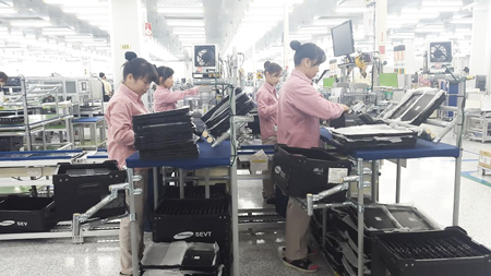 Samsung rót 3 tỷ USD xây 2 nhà máy sản xuất điện thoại kim loại tại Việt Nam - 1 Samsung đang thay đổi dây chuyền sản xuất để sản xuất điện thoaij vỏ kim loại.