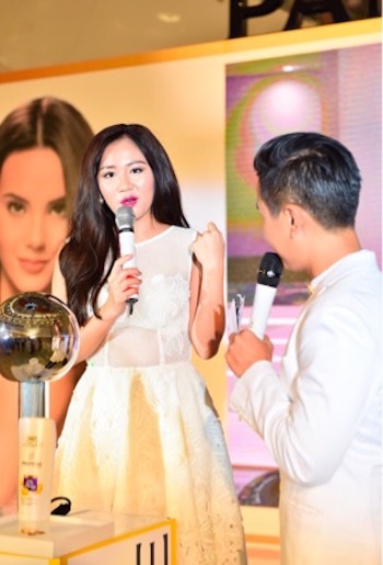 Mái tóc suôn mượt của Linh Nga và Văn Mai Hương có ít sợi bị dựng đứng lên hơn cả.