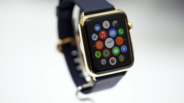 CEO Tim Cook: Apple Watch sẽ “lên kệ” từ tháng 4 - 1 Apple Watch sẽ được bán ra thị trường từ tháng 4 tới.