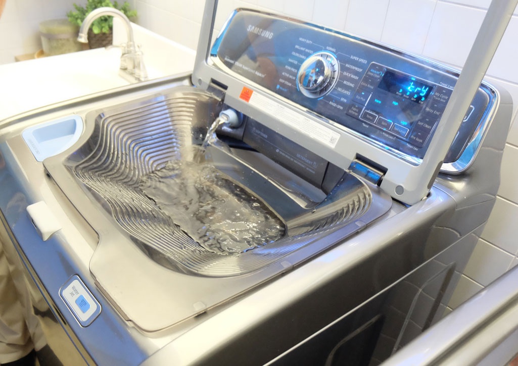 Cận cảnh khay giặt tay tiện lợi ở của máy giặt activewash