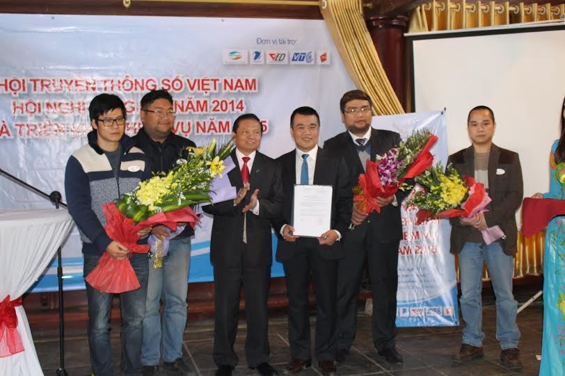 Thành lập Liên minh các nhà sản xuất game Việt - 1 Chủ tịch Hội TTS VN Lê Doãn Hợp chúc mừng liên minh các nhà
sản xuất game Việt.