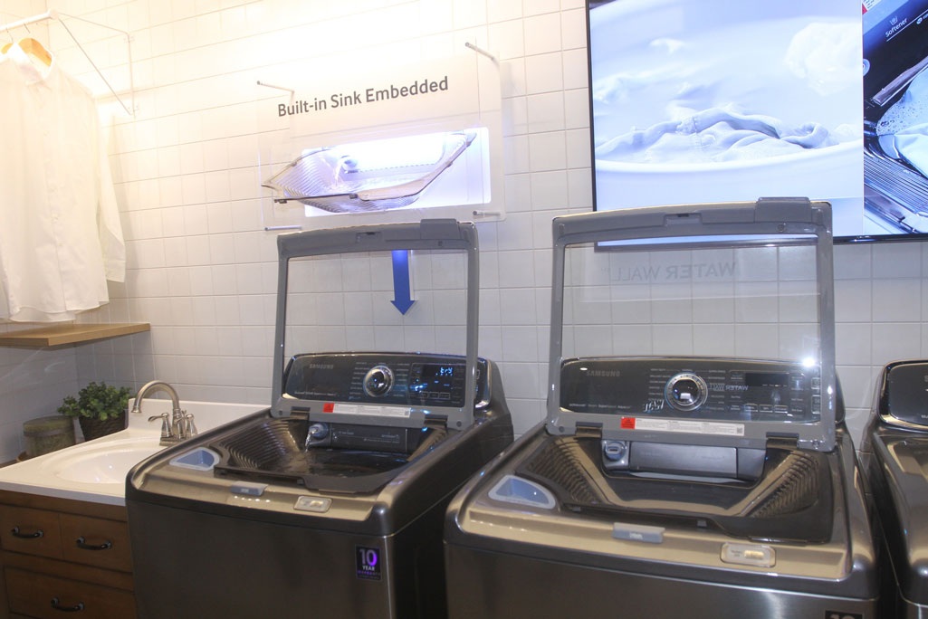 Máy giặt activewash hỗ trợ xử lý vết bẩn, giặt sơ kết hợp với
giặt máy ngay tại chỗ