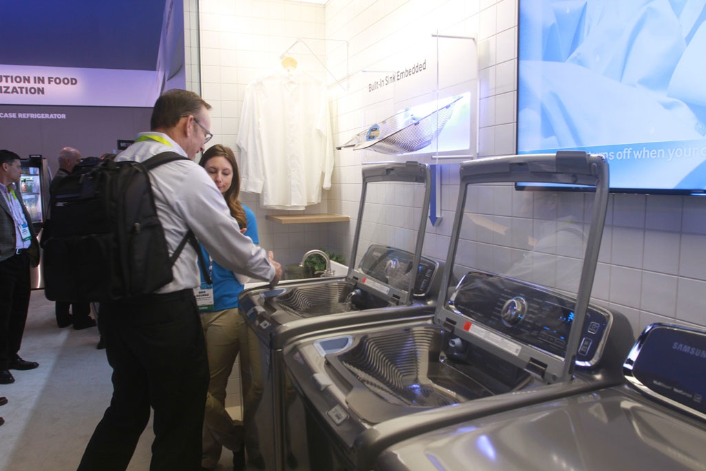 Cận cảnh khay giặt tay tiện lợi ở của máy giặt activewash