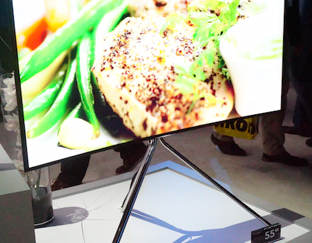 Cận cảnh loạt sản phẩm của Samsung tại CES 2015 - 5 Trong các mẫu TV năm nay, Samsung thiết kế nhiều kiểu chân đế khác nhau.