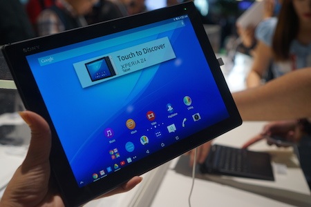 Xperia Z4 Tablet  gắn với bàn phím có thể tháo rời.