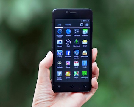 Kích thước màn hình 4.5” nhỏ gọn và phù hợp với bàn tay người Việt Nam 