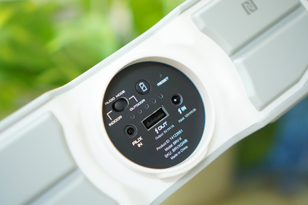 Hai nút tăng, giảm âm lượng ở cạnh trái của loa.