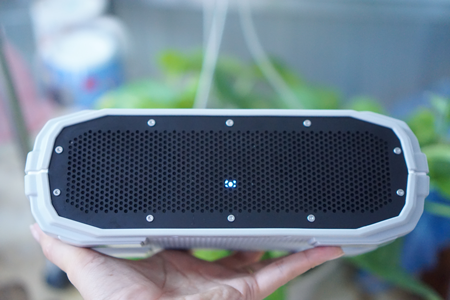 Mặt dưới là dải loa đục lỗ, và được bảo vệ bằng 10 ốc vít chắc chắn.