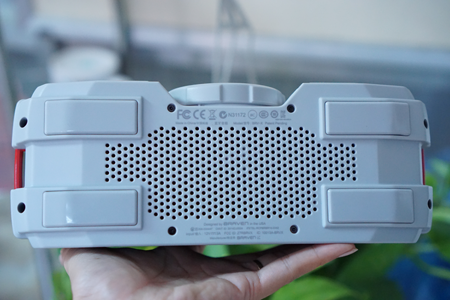 Mặt sau là hệ loa ngoài, với 4 nút cao su được thiết kế để kê cao máy khi đặt trên mặt phẳng.