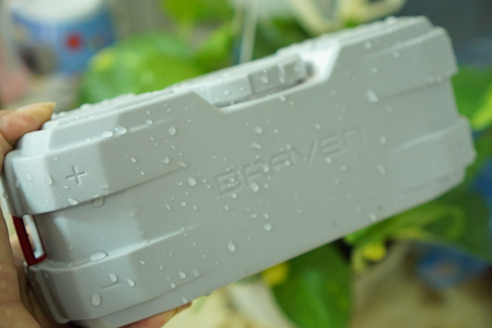 Hai nút tăng, giảm âm lượng ở cạnh trái của loa.