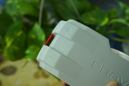 Hai nút tăng, giảm âm lượng ở cạnh trái của loa.