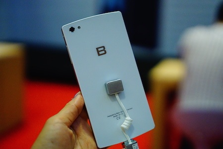 Mặt sau máy dùng camera chính 13 MP, khẩu độ 