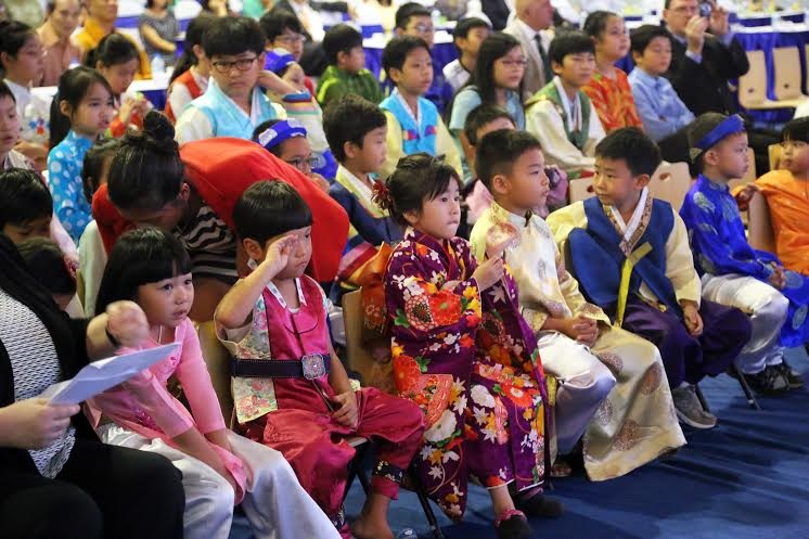 Công bố chương trình học bổng bậc Trung học Quốc tế cho năm học 2015 - 2016 - 2 Trường Quốc tế Việt Nam nhận lẵng hoa mừng kỷ niệm 2 năm thành lập.