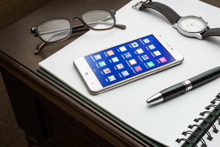 RỒNG VIỆT tung smartphone đầu tay giá 3.99 triệu đồng - 1 Cụm phím cảm ứng tích hợp đèn thông báo nổi bật trên HERO 2.