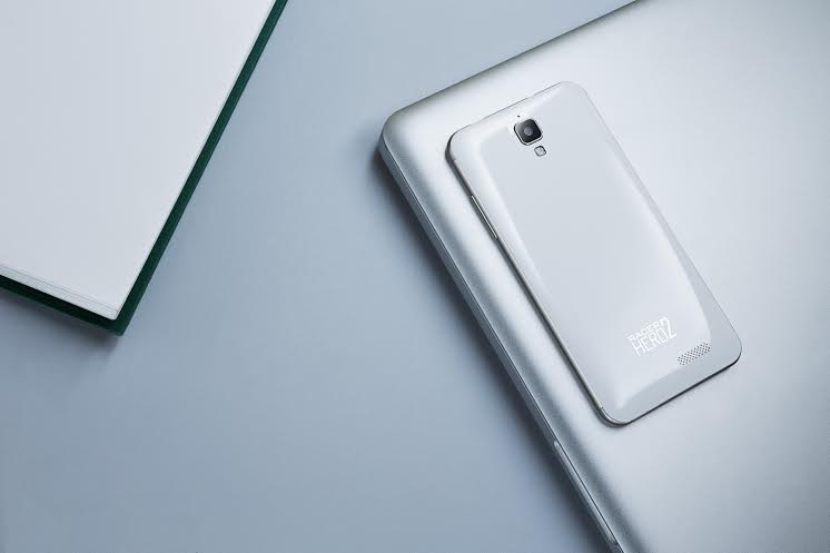 RỒNG VIỆT tung smartphone đầu tay giá 3.99 triệu đồng - 2 HERO 2 có thiết kế viền nhôm bo tròn, sở hữu loạt tính năng
hiện đại.