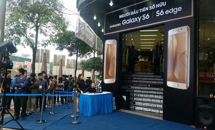 Galaxy S6 edge Gold cháy hàng ngay ngày bán đầu tiên - 6 Hàng người tại cửa hàng 216 Thái Hà, Hà Nội
