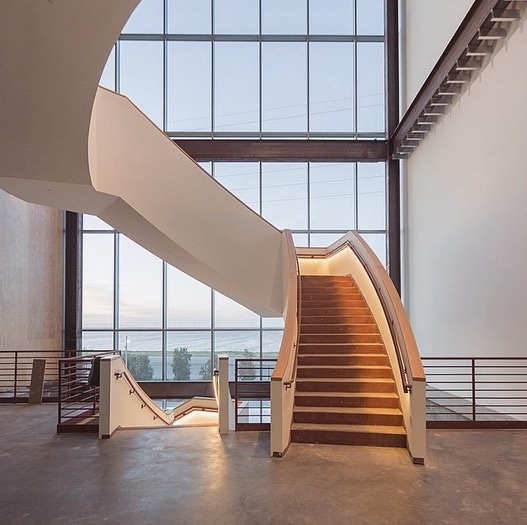 Một góc tường trang trí từ những chiếc đĩa rất sống động.