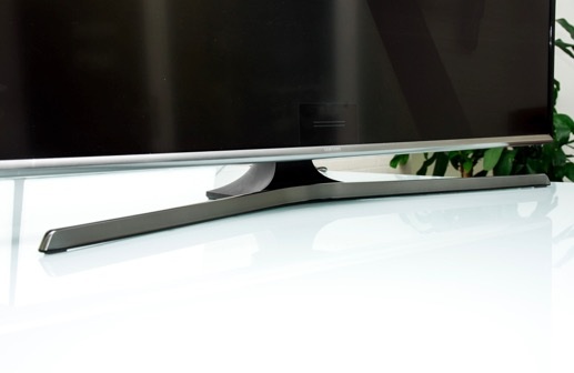 Chân đế kim loại vững chắc, thiết kế hiện đại theo phong
cách hội tụ.