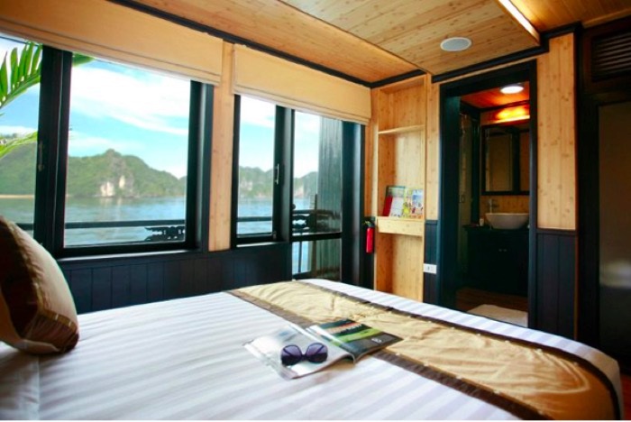 Hoàng hôn trên vịnh Hạ Long