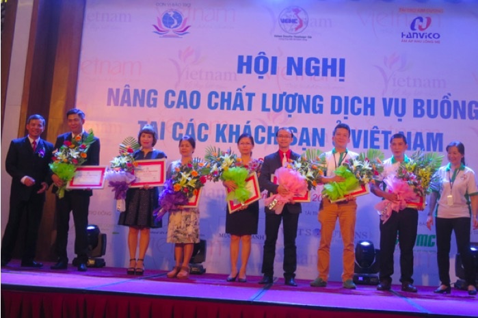 Hoàng hôn trên vịnh Hạ Long