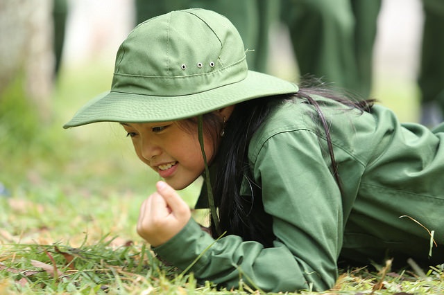 “Chiến sỹ nhí” và 10 ngày trong quân ngũ - 5 Trẻ được học tư thế trườn, bò để tác chiến.