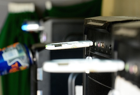 Tiệm Internet này có máy tính truy cập mạng hoàn toàn bằng
D-Com 3G.