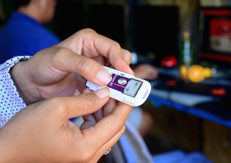 Tiệm Internet này có máy tính truy cập mạng hoàn toàn bằng
D-Com 3G.