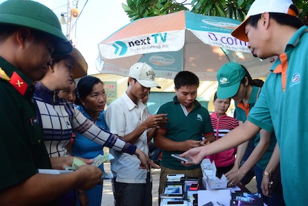 Tiệm Internet này có máy tính truy cập mạng hoàn toàn bằng
D-Com 3G.