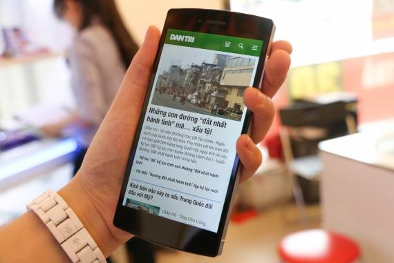 Bkav thu hồi 3.000 điện thoại Bphone để cập nhật phần mềm - 1 Chiếc điện thoại gây chú ý với giới truyền thông đang được cập nhật lại phần mềm camera.