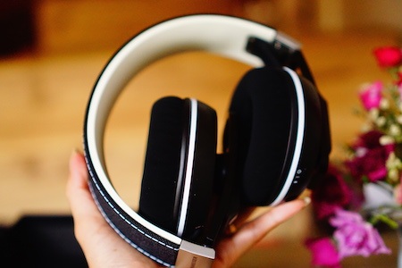 Headband của tai nghe vẫn giữ nguyên chất liệu vải với đường may tinh tế.