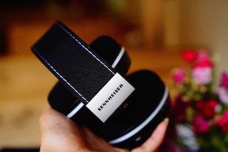 Logo Sennheiserđược in chìm trên khung thép.